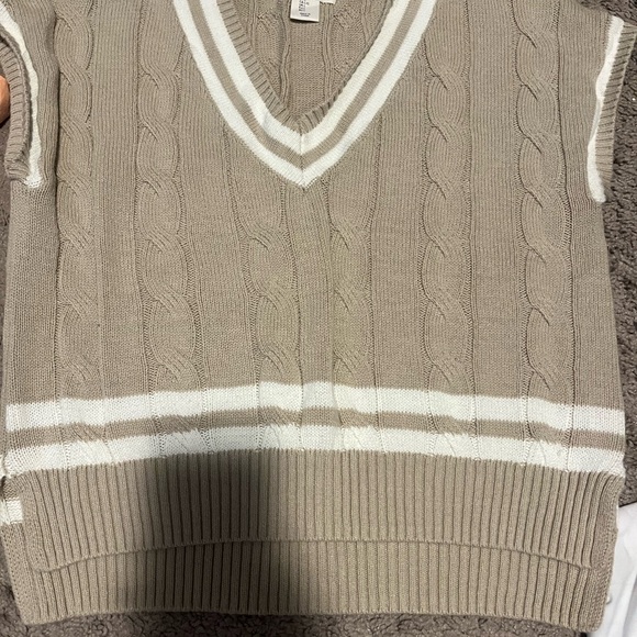 Jessica Simpson Women's Beige Cable Knit Sweater Vest - Picture 1 of 4